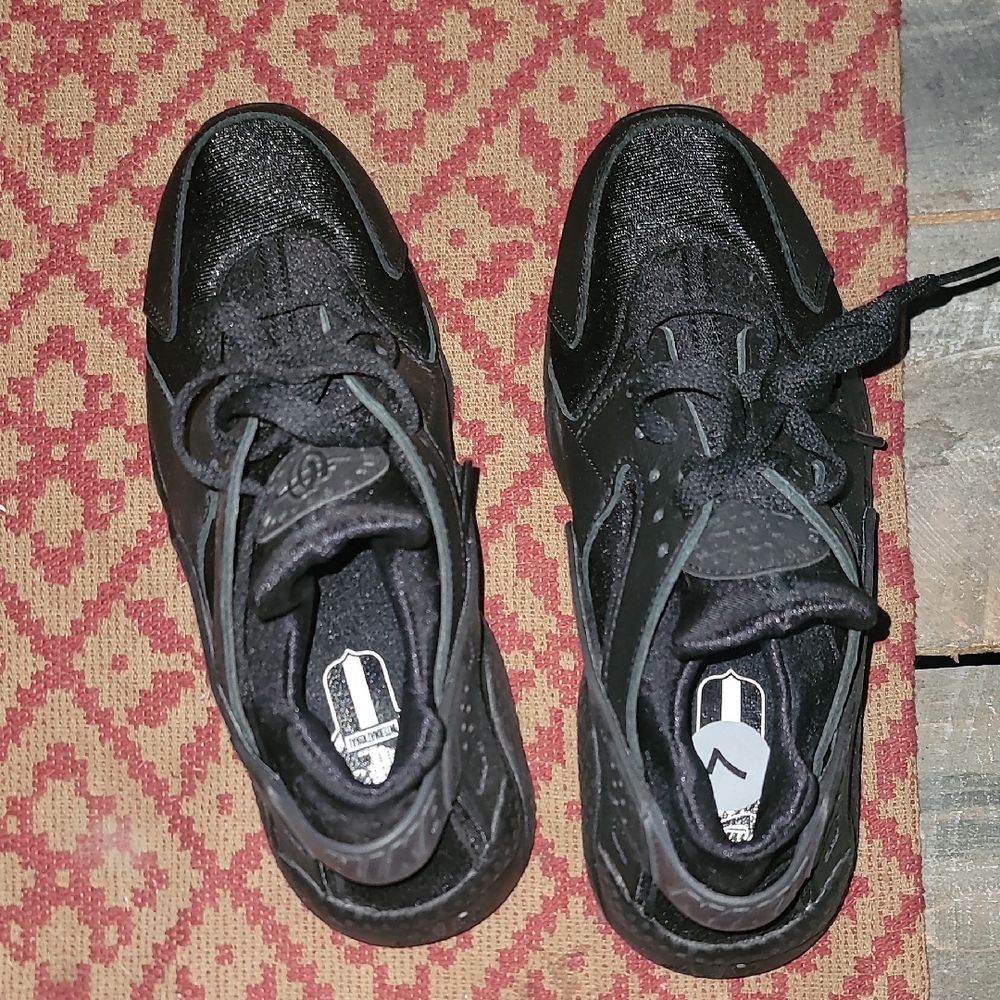 Men's Black Athletic Shoes